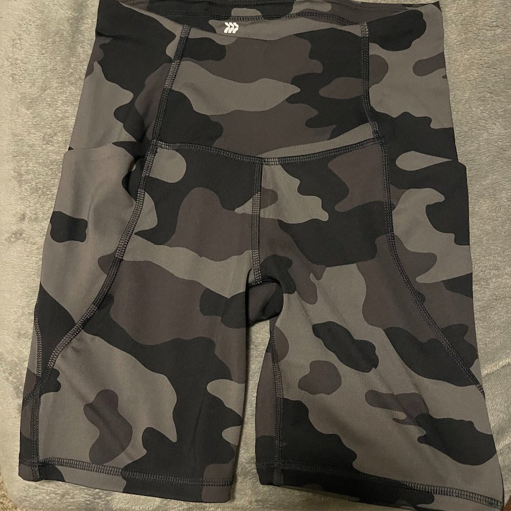 Women's Small Gray Camo Biking shorts